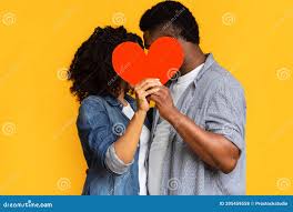 Amor Secreto. Casal Negro Romântico Se Escondendo E Beijando Atrás Do  Coração De Papel Vermelho Foto de Stock - Imagem de privacidade,  sentimento: 205459558