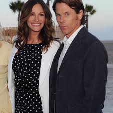 Presently, julia roberts is not dating anyone but she is not single either. Julia Roberts Meet Her Husband Daniel Moder