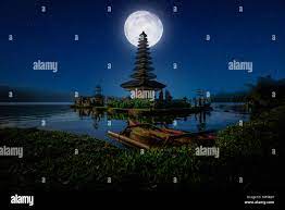 Pleine Lune Bali 2022 - Pura Ulun Danu Bratan, temple hindou et bateau sur le lac Bratan paysage  sur ciel de nuit avec la pleine lune en Bali, Indonésie. (Éléments de cette  image furnishe Photo Stock -