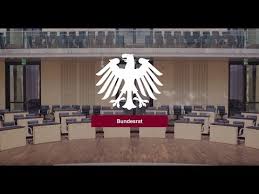 Im politischen system deutschlands ist der bundesrat die vertretung unserer 16 bundesländer und schafft somit einen gegenpol zu den interessen der bundesregi. 906 Sitzung Des Bundesrates Youtube