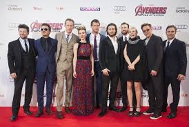 Civil war premiere in london on tuesday in some photos obtained by et, evans looked mesmerized by olsen's exposed cleavage as he was caught peeping at them during group shots on. Bild Zu Chris Hemsworth Avengers 2 Age Of Ultron Bild Aaron Taylor Johnson Andy Serkis Chris Evans Chris Hemsworth Elizabeth Olsen Filmstarts De