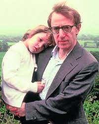 In august 1992, the american film director and actor woody allen was accused by his adoptive daughter dylan farrow, then seven years old, of having sexually molested her in the home of her adoptive mother, the actress mia farrow, in bridgewater, connecticut. Dylan Farrow La Hija Adoptiva De Woody Allen Reniega De La Publicacion De Las Memorias Del Cineasta