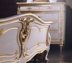 Six stunning painted french louis xvi dining chairs rosette crest. Classic Louis Xvi Bedroom Bed And Chest Of Drawers Carved In Wood White Over Gold Finishing Vimercati Classic Furniture