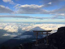 富士山頂に住む写真家・植田めぐみさんに聞いた、山頂から毎日情報を発信する理由｜KDDI トビラ