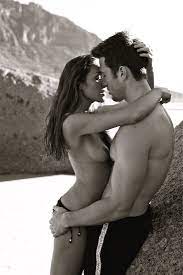 Paar am Strand, küssen sich, sie ist … – Bild kaufen – 10257008 ❘  seasons.agency