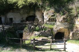 village troglodyte grottes vallée