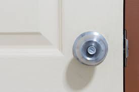 how to pick a locked door knob