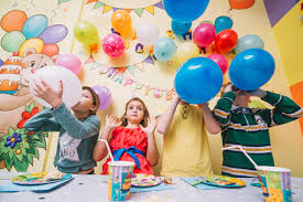 Dzieci Dmuchanie Balony Podczas Obchodów Urodzin | Darmowe Zdjęcie