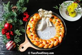 Are you looking for an idea for the christmas centerpiece for your table? Mom S Bread Wreath For Christmas 6 Steps With Pictures Instructables