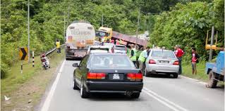 Kemalangan di jalan raya menyebabkan ahli keluarga kehilangan anggota. Kemalangan Di Jalan Raya 5 Punca Ia Terjadi Di Malaysia