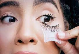 remove false eyelashes at home with