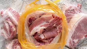 Czy trzymanie mięsa w folii po zakupie jest bezpieczne? Pamiętajcie o 1  rzeczy po powrocie ze sklepu mięsnego