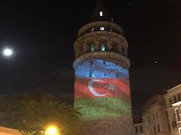 Aslında azerbaycan'ın ilk bayrağı şu an kullanılandan farklı olarak, türkiye bayrağı gibi tamamen kırmızı zemin üzerine beyaz hilal ve sekiz köşeli yıldızın ortaya konumlanması şeklindedir. Azerbaycan Bayragi Galata Kulesi Ne Yansitildi Son Dakika Flas Haberler