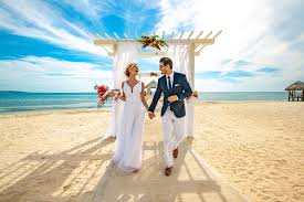 Beautiful, emotive wedding photography for your special day. 30 Things To Consider Planning A Beach Wedding Beaches