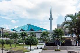 Setiap tahun tempat suci ini dikunjungi oleh jutaan peziarah yang datang dari seluruh dunia. 6 Masjid Termegah Di Negara Malaysia Wajib Anda Kunjungi