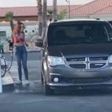 Unfassbares Tankstellen-Video: Autofahrerin blamiert sich auf unglaubliche  Weise