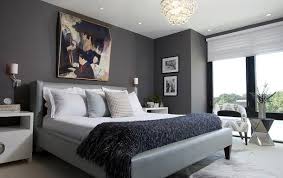 Спалнята има модерен дизайн, главно благодарение на комбинацията от сиво с прости мебели. Koi Cvetove Ne Sa Podhodyashi Za Spalnyata Lyubopitno Standart Nyuz