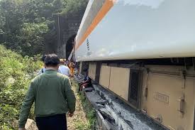 On 2 april 2021, at 09:28 nst (01:28 utc), a taroko express train operated by the taiwan railways administration (tra) derailed at the north entrance of qingshui tunnel in heren section, xiulin township, hualien county, taiwan, killing at least 51 people and injuring at least 186 others. Zkfzhixmqana M