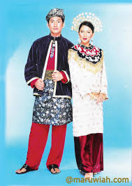 Ia dipakai semasa sambutan pesta menuai. Pakaian Tradisional Malaysia Maruwiah Ahmat