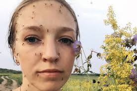 Aesthetic pictures girls no face. This Photo Of A Woman Covered In Mosquitoes Is Very Non Aesthetic