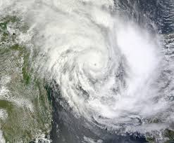 A ciclón tropical es una rápida rotación sistema de la tormenta caracterizado por un baja presión centro, fuertes vientosy un arreglo espiral de tempestades de truenos que producen fuertes lluvias. Que Es Un Ciclon Tropical Su Formacion Y Estructura Planeta Tierra