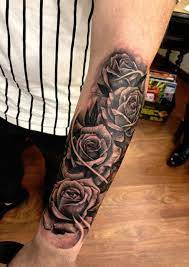 tattoo composition de rose avant bras homme par Diego Cavallini Tarawa Cap  d'Agde - Tarawa Studio Tattoo Piercing