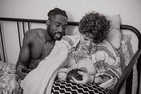 En postnatal, repose-toi et colle-le ton bébé | Quantik MAMA