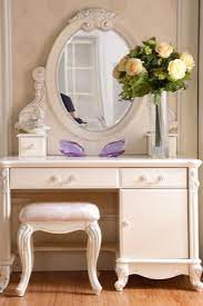 Тоалетка за спалня с огледало шкафчета, чекмеджета и етажерки. Toaletki S Ogledalo Za Spalnyata 59 Snimki Glova Kozmetika Modeli Ot Ikea V Interiora Na Malka Spalnya Spalnya 2021