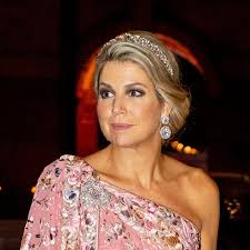 queen maxima wows in gorgeous pink cape