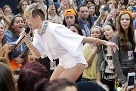 Miley Cyrus Bangerz Tops U S Album Chart Upi Com
