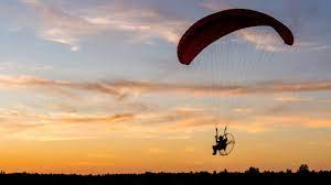 https://www.istockphoto.com/photo/powered-paragliding-pilot-silhouette-with-back-mounted-motor-during-sunset-gm1325054509-410195698 gambar png