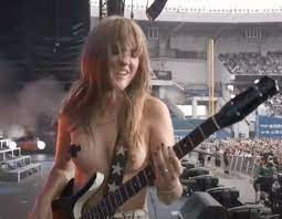Victoria De Angelis (bassist for Maneskin) - bare breast in concert - Other  Crap