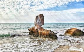 ‫ساحل مکسر مقام؛ از زیباترین سواحل صخره‌ای جنوب ایران - هومسا‬‎