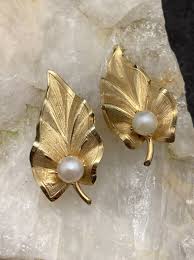 pearl leaf clip on earrings 3 8g