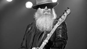 Dusty hill, the bassist of us blues rock band zz top, has died at the age of 72. Wtraz E M2tmim