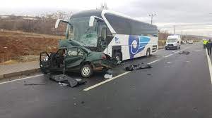 Yolcu otobüsü ile otomobilin karıştığı korkunç kazada bir aile yok oldu:  Baba ve 3 çocuğu hayatını kaybetti - Yeni Şafak