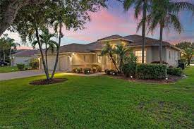 homes in naples fl with