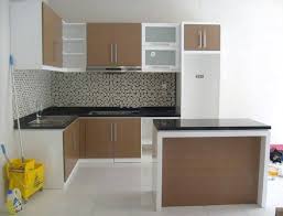 Hanya berisi lemari untuk piring gelas, tempat mencuci, dan panggangan. Desain Aluminium Kitchen Set Cek Bahan Bangunan