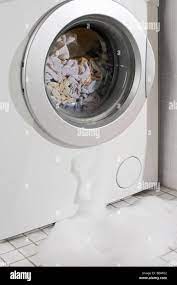 Machine à laver qui fuit Banque de photographies et d'images à haute  résolution - Alamy