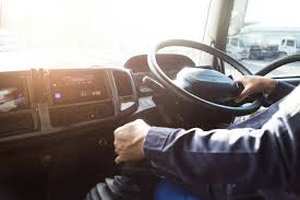 5分でわかるトラック運転手！免許の種類と仕事内容、気になる稼ぎなどを解説 | ホンシェルジュ
