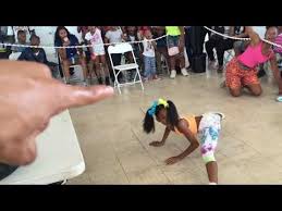 Menina de 5 anos arrasa dançando pesadão views : Menina De 11 Anos Arrasa Na Danca Da Cintura Musical Ly Youtube Girl Dancing Dance Battle