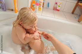 Mädchen baden nackt in der wanne
