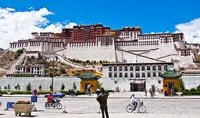 Resultado de imagem para fotos ou imagens do templo de jokhang, em lhasa, capital do tibete