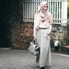 Wanita muslimah yang juga bekerja dituntut untuk bisa aktif di luar rumah dan tetap memegang prinsip mengenakan pakaian muslimah yang syar'i. Makin Chic Dan Fashionable Dengan 5 Gaya Fashion Muslim Ala Artis Berikut Ini Keluarga Hamsa