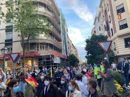 Christian Sellés on Twitter: "Madrid va por barrios: las colas del hambre  en los desfavorecidos, las protestas inconscientes en los más ricos… "