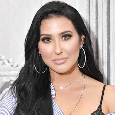 jaclyn hill may quit sharing beauty