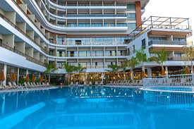 Otel alexia resort & spa, antalya şehir merkezine 75 km, antalya havalimanına 65 km, side merkeze 600 metre uzaklıkta bulunmaktadır. Alexia Resort Spa Hotel Etstur