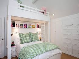 Saat menggunakan tempat tidur rendah, gunakan furnitur berskala lebih kecil dan . 17 Desain Tempat Tidur Tingkat Seru Agar Ruangan Tampil Lega
