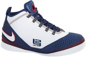 Many nike basketball shoes have had a zoom air unit in the heel. Lebron James Shoe History Sneaker Pics And Commercials Kicksologists Com