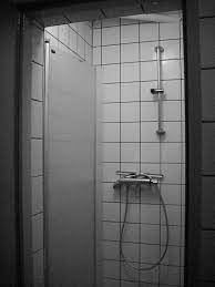 Seit wann duschen Männer in deutschen Hallenbädern nicht mehr nackt? – Ein  Beitrag zu gruppendynamischen Prozessen in öffentlichen Männerduschen |  Ermutigungen zum Leben!